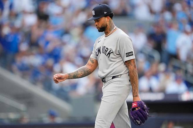 양키스 루이스 힐이 5일(한국 시간) 캐나다 온타리오주 토론토 로저스 센터에서 열린 2025 ML 포스트시즌 토론토와 AL 디비전시리즈 1차전 3회말 마운드서 내려오고 있다. 사진 | 토론토=AFP 연합뉴스