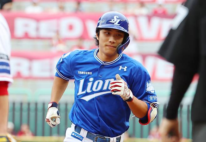 삼성 이재현이 9일 인천SSG랜더스필드에서 열린 2025 KBO리그 포스트시즌 준PO 1차전에서 1회초 첫 번째 타석 때 좌월 솔로 홈런을 날리고 그라운드를 돌고 있다. 사진 | 연합뉴스