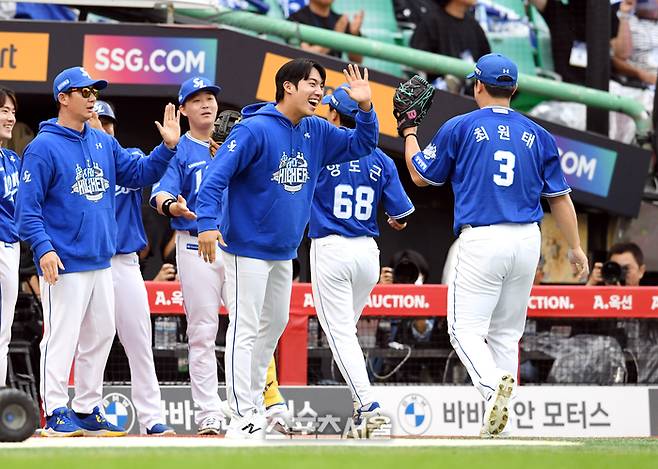 삼성 선발투수 최원태가 9일 인천 SSG랜더스필드에서 열린 2025 KBO리그 SSG와의 준플레이오프 1차전 6회말 2사 1루 상황에서 SSG 에레디아를 삼진 아웃으로 잡아낸 뒤 더그아웃으로 들어가면서 원태인과 하이파이브를 하고 있다. 문학 | 박진업 기자 upandup@sportsseoul.com