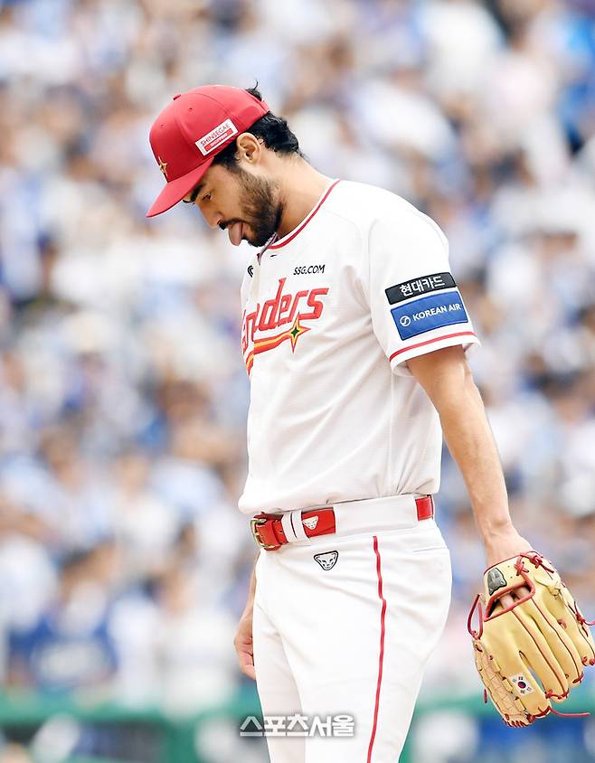 SSG 선발투수 화이트가 9일 인천 SSG랜더스필드에서 열린 2025 KBO리그 삼성과의 준플레이오프 1차전 3회초 무사 1루 상황에서 마운드에서 내려가고 있다. 문학 | 박진업 기자 upandup@sportsseoul.com