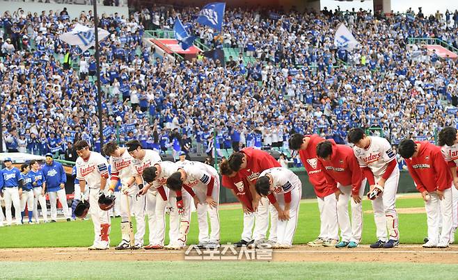 SSG 선수들이 9일 인천 SSG랜더스필드에서 열린 2025 KBO리그 삼성과 준플레이오프 1차전에서 2-5로 패한 뒤 팬들에게 인사를 하고 있다. 문학 | 박진업 기자 upandup@sportsseoul.com