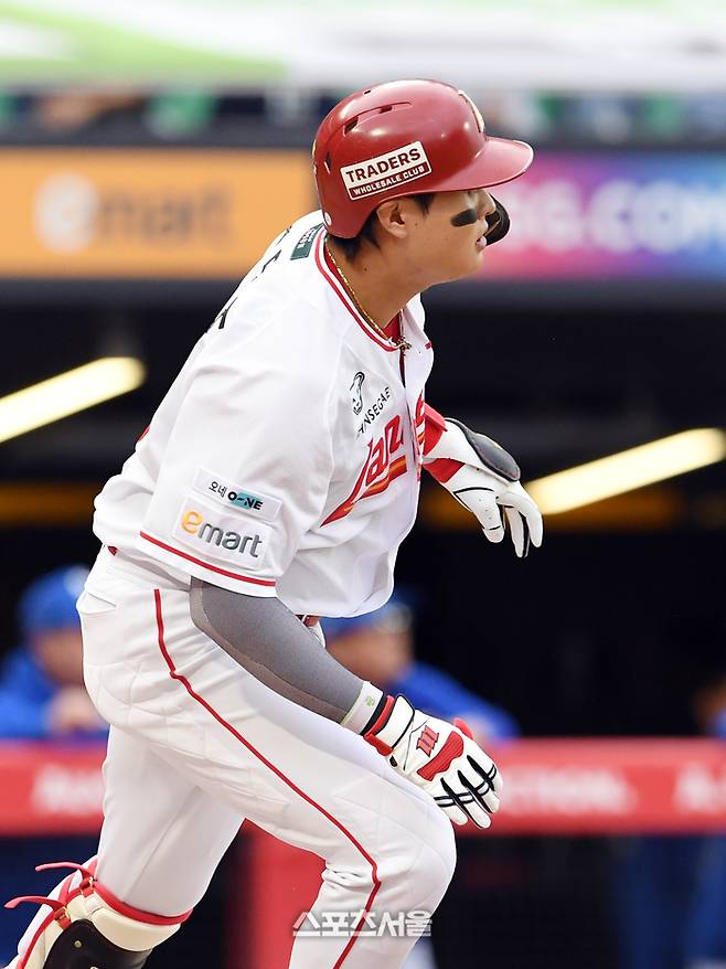 SSG 고명준이 9일 인천 SSG랜더스필드에서 열린 2025 KBO리그 삼성과 준플레이오프 1차전 7회말 1사 1루 상황에서 삼성 투수 김태훈을 상대로 추격 2점 홈런을 치고 있다. 문학 | 박진업 기자 upandup@sportsseoul.com