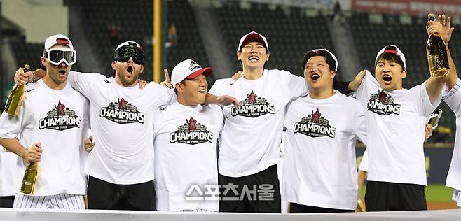 1일 잠실구장에서 정규리그 우승을 확정 지은 LG 트윈스 선수들이 환호하고 있다. 잠실 | 최승섭기자 thunder@sportsseoul.com