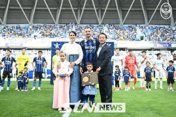 스테판 무고사 선수와 가족과 함께한 유정복 인천시장. /사진=인천시