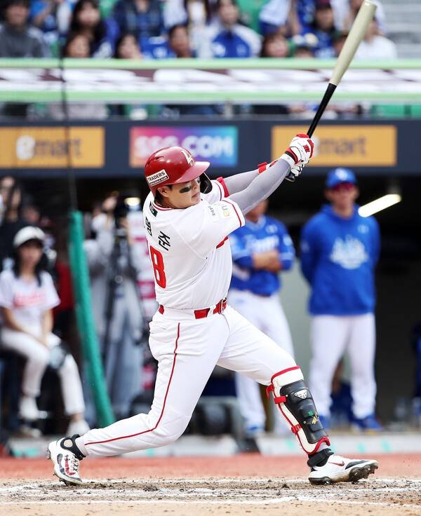 9일 오후 인천 SSG랜더스필드에서 열린 삼성 라이온즈와의 2025 신한 쏠뱅크 KBO 포스트시즌(PS) 준플레이오프(준PO·5전 3선승제) 1차전 7회말 투런포를 터트린 고명준. /사진=SSG 랜더스