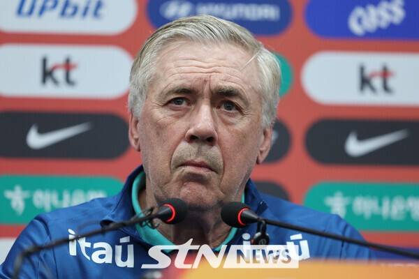 한국과 친선경기를 앞둔 안첼로티 브라질 축구국가대표팀 감독이 9일 오후 서울 마포구 상암월드컵경기장에서 열린 공식 기자회견에서 취재진 질문에 귀기울이고 있다. /사진=뉴시스