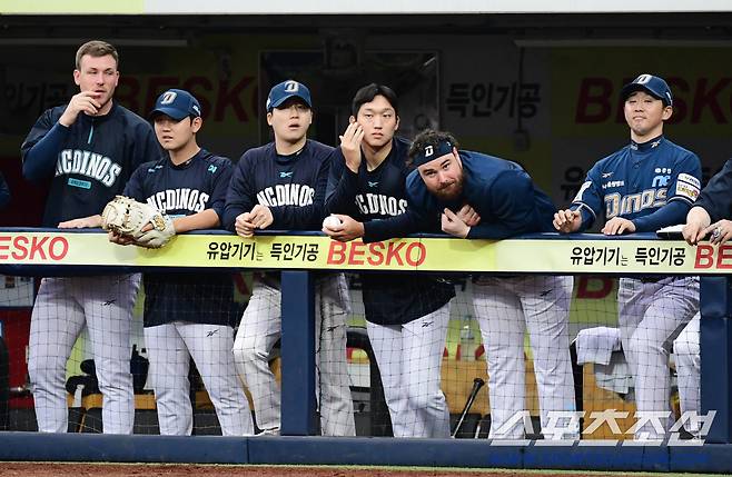 7일 대구 삼성라이온즈파크에서 열린 NC와 삼성의 와일드카드 2차전. 8회말  NC는 삼성 김헌곤의 득점으로 추가 실점을 허용했다. 경기를 지켜보는 NC 선수들. 대구=송정헌 기자songs@sportschosun.com/2025.10.07/