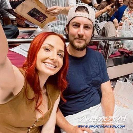 바우어는 지난달 23일 에이전트이자 연인인 레이첼 루바와 도쿄 스모경기장을 찾았다. 바우어는 다음 날 라쿠텐과 2군 경기 선발등판이 예정돼 있었는데 컨디션이 안 좋다며 경기 전에 등판을 취소했다. 사진캡처=레이첼 루바 SNS