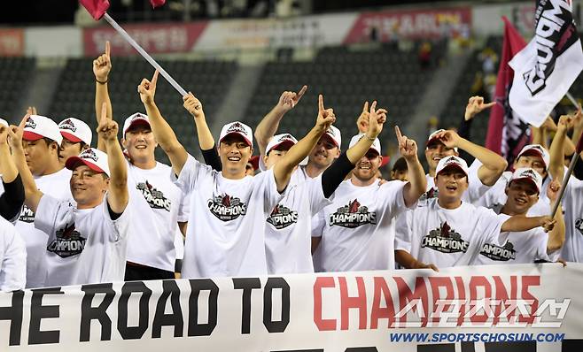 1일 잠실구장에서 정규리그 우승을 확정 지은 LG 트윈스 선수들이 기뻐하고 있다. 잠실=박재만 기자 pjm@sportschosun.com/2025.10.01/