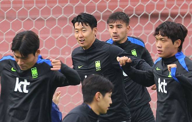 '흥민이형 따라서 하나 둘 하나 둘'

    (고양=연합뉴스) 한종찬 기자 = 대한민국 축구 국가대표팀 손흥민과 옌스 카스트로프가 7일 고양종합운동장 보조구장에서 열린 축구 대표팀 오픈 트레이닝에서 훈련하고 있다. 2025.10.7