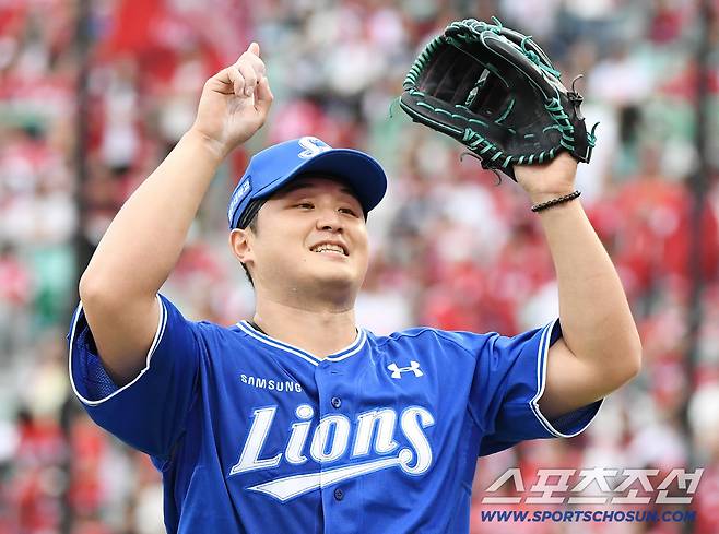 9일 인천SSG랜더스필드에서 열린 삼성과 SSG의 준PO 1차전. 6이닝 무실점으로 호투한 최원태가 세리머니를 하고 있다. 인천=정재근 기자 cjg@sportschosun.com/2025.10.9/