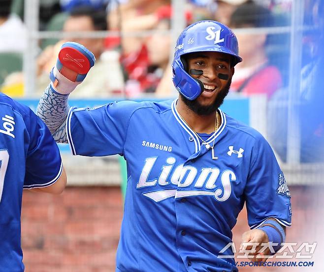 9일 인천SSG랜더스필드에서 열린 삼성과 SSG의 준PO 1차전. 4회초 1사 2루 김지찬의 안타 때 득점한 디아즈가 환영받고 있다. 인천=정재근 기자 cjg@sportschosun.com/2025.10.9/