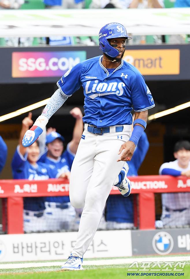 9일 인천SSG랜더스필드에서 열린 SSG와 삼성의 준PO 1차전. 4회초 1사 2루 삼성 김지찬 적시타 때 디아즈가 홈을 파고들고 있다. 인천=박재만 기자 pjm@sportschosun.com/2025.10.09/