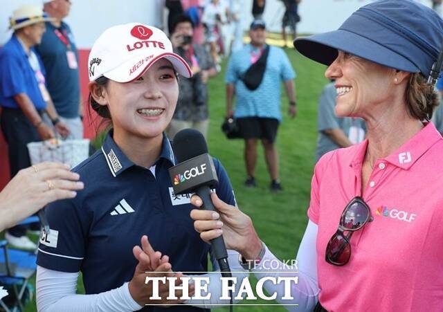 황유민(왼쪽)이 롯데 챔피언십에서 우승을 차지한 뒤 현지 방송사와 인터뷰를 하고 있다. /대홍기획