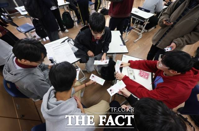 2025학년도 대학수학능력시험 예비소집일인 지난해 11월 13일 서울 종로구 중앙고등학교에서 3학년 학생들이 교사로부터 수험표를 배부받은 뒤 확인하고 있다. /더팩트 DB
