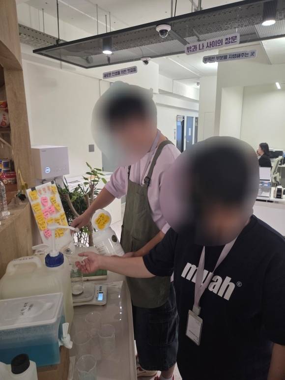 전국 최초 고립·은둔청년 전담기관인 서울청년기지개센터에서 청년들이 내부 일경험 프로그램에 참여하고 있는 모습. /기지개센터 제공