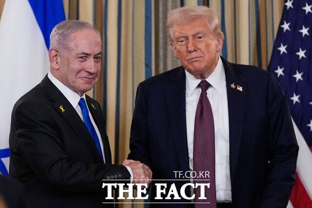 지난달 29일(현지 시간) 백악관 국빈 만찬장에서 도널드 트럼프(오른쪽) 미국 대통령과 베냐민 네타냐후 이스라엘 총리가 공동 기자회견 후 악수하고 있다. /AP. 뉴시스