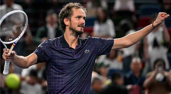 19세 러너 티엔을 물리치고 2025 롤렉스 상하이 마스터스 8강에 오른 다닐 메드베데프. 사진/ATP 투어
