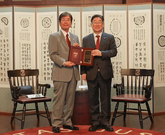 고 최상영 회장이 지난해 고려대에 발전 기금 10억 8000만 원을 전달하고 있다. 최 회장과 김동원 고려대 총장.고려대 홈페이지