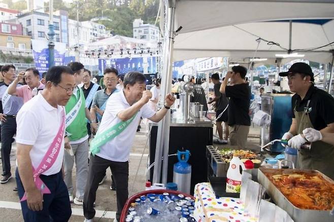 8월 5일 저동항에서 열린 관광 수용 태세 개선 캠페인 모습. 울릉군