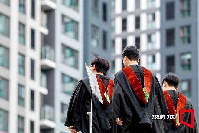 서울의 한 대학교의 학위 수여식에서 졸업생들이 사진촬영을 마친 후 이동하고 있다(기사 이해를 돕기 위한 사진으로 직접적 관련 없음). 강진형 기자