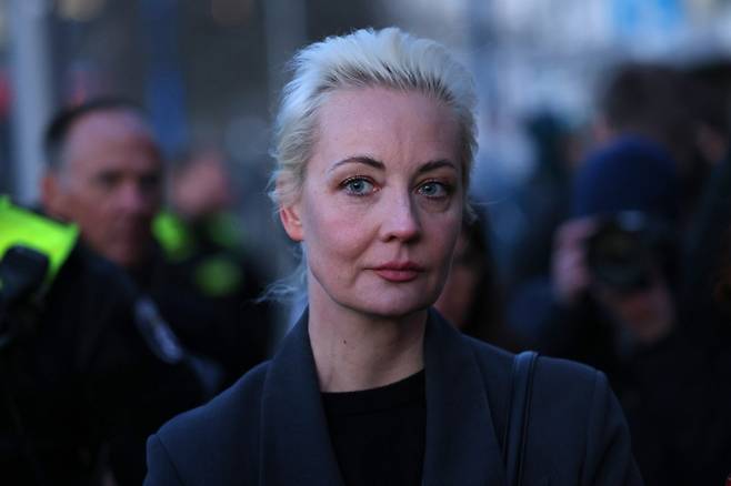 투옥 중 독살 의혹이 제기된 러시아의 반정부 인사 알렉세이 나발니의 아내 율리아 나발나야. 그는 독일을 거점으로 푸틴과 러시아의 부패와 인권탄압을 비판하고 있으며, 서방 매체에서 러시아 야권의 '퍼스트 레이디'로 불린다.