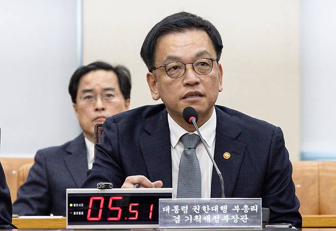 최상목 전 부총리 겸 기획재정부 장관이 서울 여의도 국회에서 열린 윤석열 정부의 비상계엄 선포를 통한 내란 혐의 진상규명 국정조사특별위원회 제3차 청문회에서 의원 질의에 답변하고 있다./뉴스1