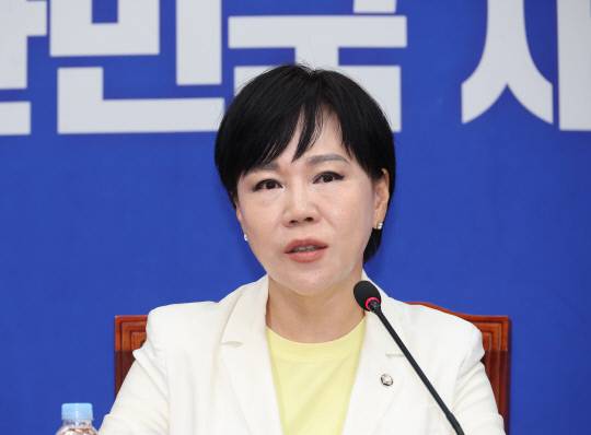 전현희 더불어민주당 수석최고위원이 9일 서울 여의도 국회에서 기자간담회를 열고 발언하고 있다. 연합뉴스