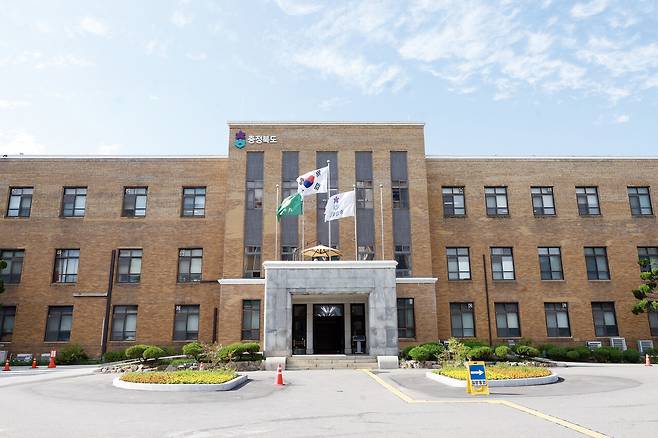 충북도청 본관은 일제 시대인 1937년 준공 이후 광복과 정부수립, 지방자치의 도입과 확대에 이르는 굴곡의 시간을 항상 그 자리에서 감당해 온 충북 행정의 실질적 상징이다. 충북도청 전경. &nbsp;충북도 제공