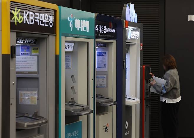 서울 시내 한 건물에 설치된 4대 은행 현금자동입출금기(ATM) 모습. 2025.02.12 뉴시스