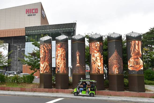 APEC 정상회의를 앞둔 지난 8일 정상회의장인 경북 경주시 화백컨벤센센터와 국제미디어센터가 내외부 마무리 공사를 마친 후 미디어 아트시설에서 한국의 전통을 알리는 영상이 송출되고 있다. 뉴스1