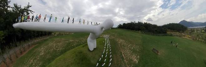 산이정원 내 최고의 포토스팟으로 꼽히는 '브릿지 오브 휴먼'. 사진=박범준 기자