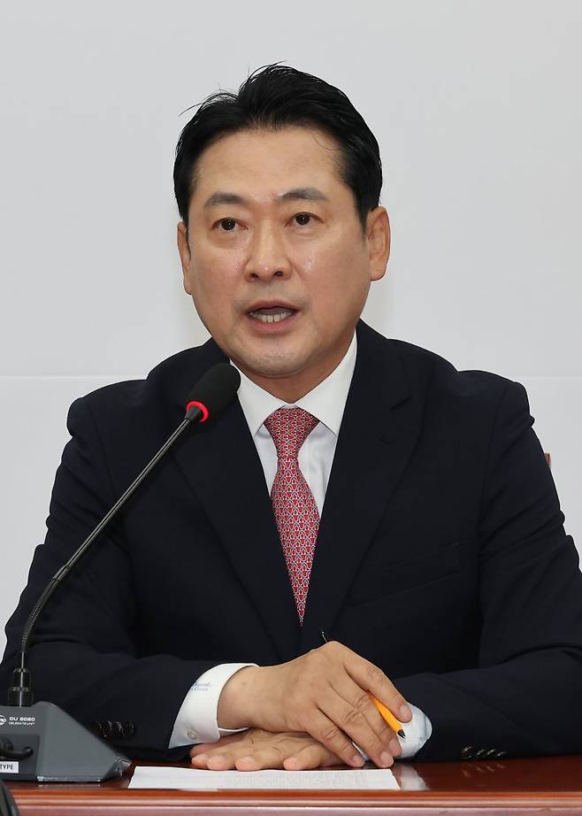 국민의힘 장동혁 대표가 9일 국회에서 열린 기자간담회에서 발언하고 있다. 장 대표는 한미 관세 협상 여야정 협의체 구성을 제안했다. 연합뉴스