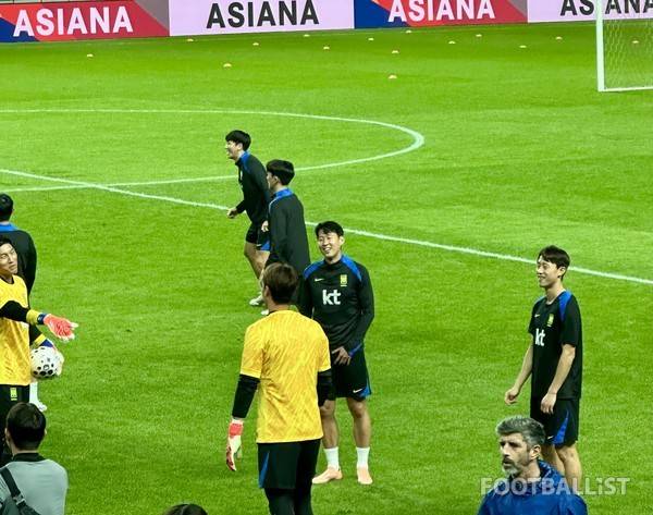 동료와 담소 중인 손흥민. 김진혁 기자