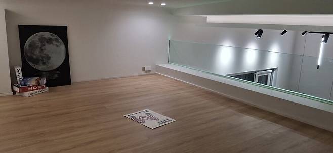 8월 1일 서울 강남 코엑스에서 열린 코리아빌드 행사장에 전시된 한 업체의 체류형 쉼터의 다락방