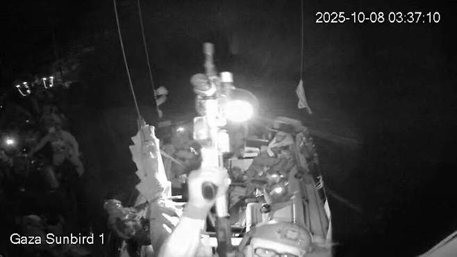 8일 새벽 팔레스타인 가자지구 220㎞ 떨어진 공해상에서 천개의 마들린호 선단의 선버드호가 이스라엘군에 나포돼 카메라가 파괴되기 직전 상황을 촬영한 폐회로텔레비전 영상. 자유함대연합 제공