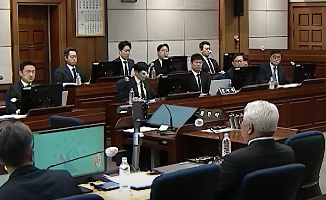 2일 열린 서울중앙지법 윤석열 전 대통령 내란우두머리 혐의 재판에 출석한 내란 특검 파견 검사들이 검은 양복과 검정색 넥타이 차림으로 앉아 있다. 법원 CCTV 갈무리