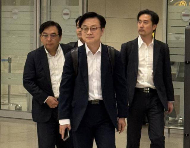 김정관 산업통상부 장관이 6일 인천공항 제2터미널 입국장을 통해 귀국하고 있다. 연합뉴스