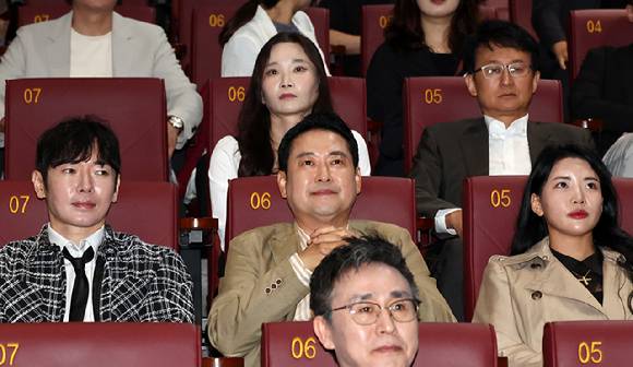 국민의힘 장동혁 대표가 7일 서울 롯데시네마 영등포점에서 영화 건국전쟁2를 관람하고 있다.  [사진=연합뉴스]