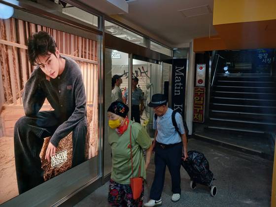 K패션 브랜드 명소로 거듭난 서울 광장시장에서 지난 1일 마리떼 프랑소와 저버 매장 앞으로 시민들이 지나가고 있다. 김경미 기자