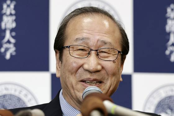 기타가와 스스무 일본 교토대 교수가 8일 올해 노벨 화학상 수상자로 선정된 후 교토대에서 기자회견을 열어 소감을 밝히고 있다. AP=연합뉴스