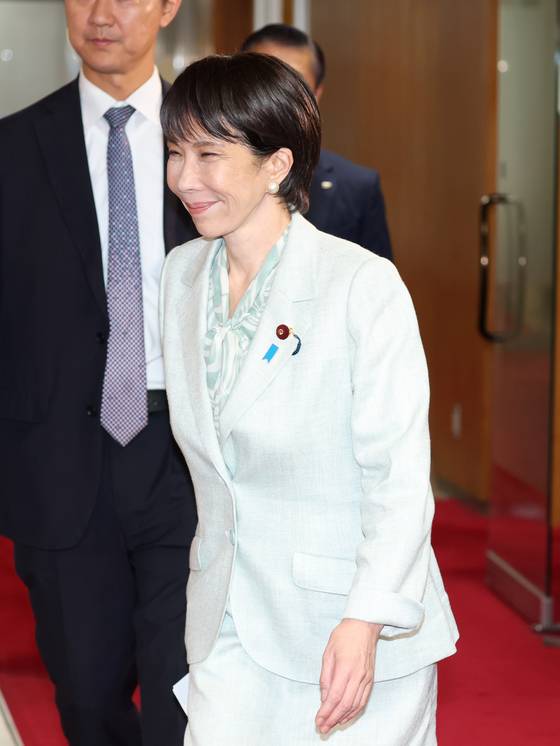 지난 7일 자민당 당사에 출근하는 다카이치 사나에 신임 총재. 이달 말 APEC 정상회의를 앞두고 열릴 도널드 트럼프 미국 대통령과의 정상회담이 첫 외교 시험대가 될 전망이다. [지지통신]