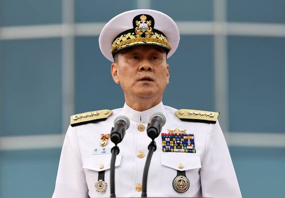 이임하는 김명수 합동참모의장이 지난달 30일 서울 국방부 연병장에서 열린 제44ㆍ45대 합동참모의장 이·취임식에서 이임사를 하고 있다. 연합뉴스