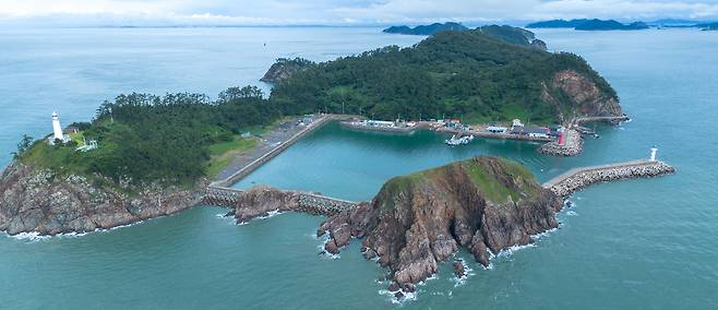 하늘에서 본 말도. 왼쪽 언덕 위의 등대가 1909년 세운 말도등대다. 말도 최고의 포토존이자, 전망대로 통한다. 백종현 기자