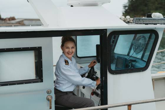 러시아에서 온 알리나. 직접 요트를 몰아 섬 투어 프로그램도 이끌고, 명도에서 '블루 아이즈'라는 작은 펜션도 운영하고 있다. 백종현 기자