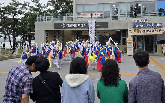 추석 연휴인 지난 7일 강원 강릉시 경포해수욕장 인근 경포여행자센터에서 관광객을 위한 강릉농악이 공연되고 있다.   이곳에서는 9일까지 버스킹·강릉농악·관노가면극 공연, 다도·커피체험, 전통 민속놀이 등이 진행된다. 연합뉴스