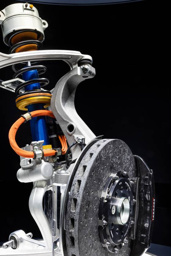 페라리의 첫 순수 전기차 플랫폼 '일레트리카'의 전륜 모듈. 서스펜션, 브레이크, 인버터가 통합된 부품이다. [페라리]