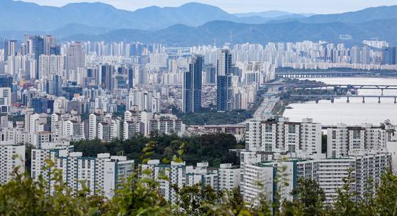 서울 남산에서 바라본 서울 아파트단지 모습. 뉴스1