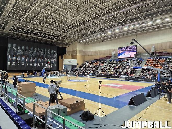 ▲관중들이 들어찬 용인체육관. 삼성생명 홈경기 때도 이러기 쉽지 않은데...