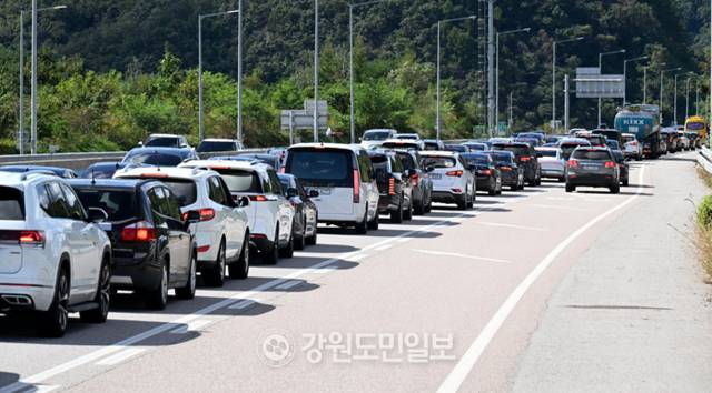 ▲ 추석 대체공휴일인 지난 8일 서울양양고속도로 서울방면 내촌IC 주변이 귀경차량들로 정체를 빚고 있다. 김정호 기자